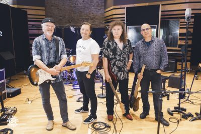 Quatre musiciens réunis avec leurs guitares et leur basse au studio Besco pendant les sessions Hendrix Legacy.
