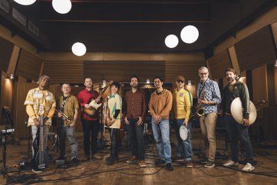 Le groupe Os Pariocas réuni avec ses instruments dans la salle du studio Midilive.