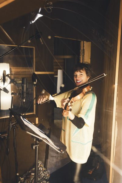 Une violoniste d’Os Pariocas joue devant son pupitre pendant la session au studio Midilive.