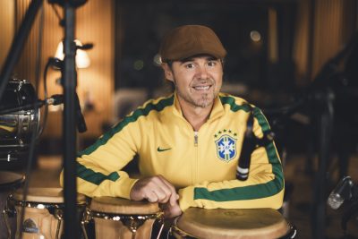 Un percussionniste d’Os Pariocas pose derrière ses percussions au studio Midilive.