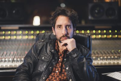 Portrait d’un membre d’Os Pariocas devant la console de mixage du studio Midilive.