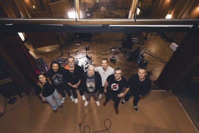 Vue en plongée du groupe réuni lors de la session Jessie Lee & The Alchemists dans la salle du studio Midilive.
